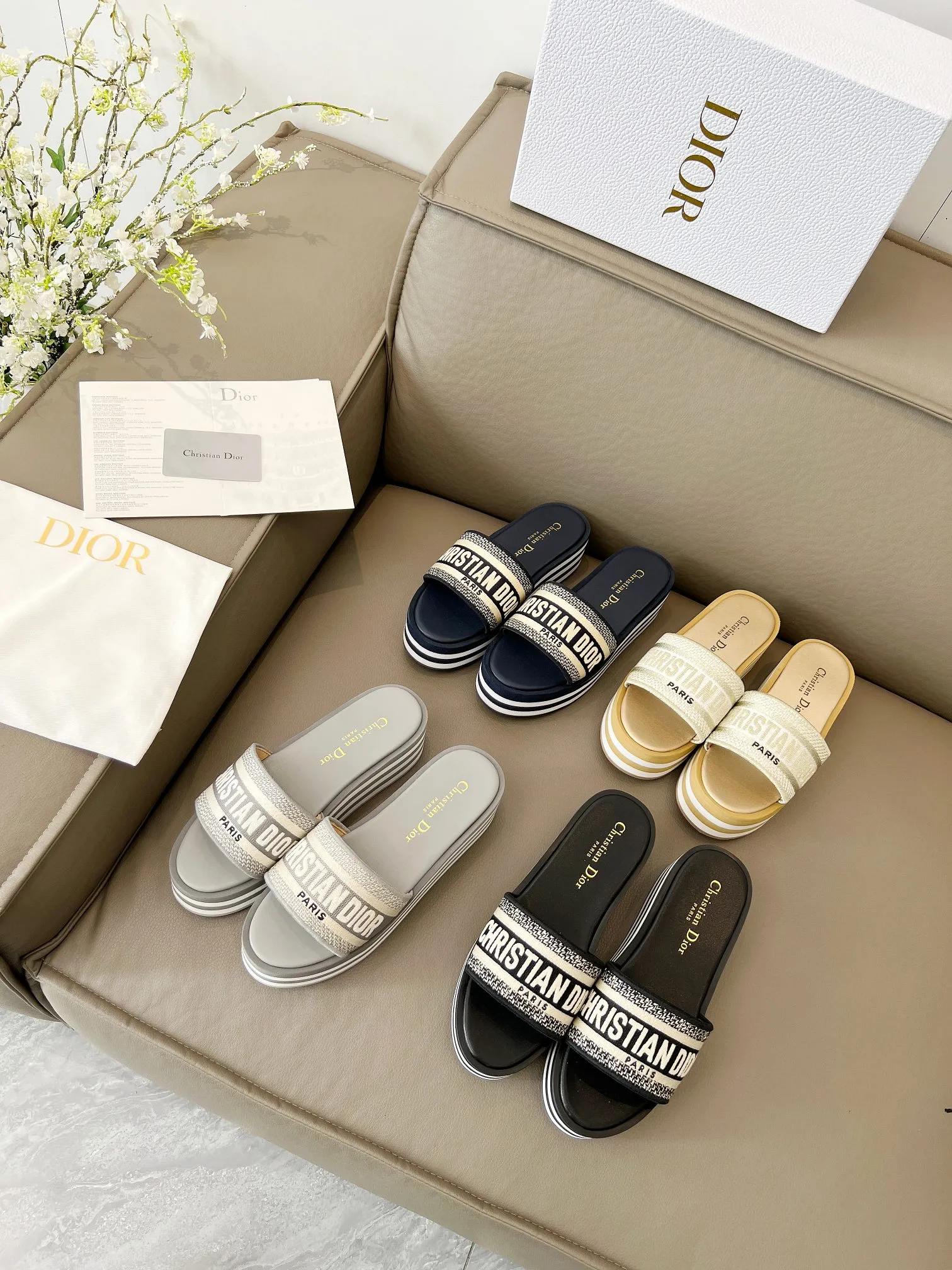 👟👟Ex-factory price 480👟👟 Dior's new spring and summer IVIETA DWAY jelly-colored flat-soled one-slip women's shoes with CD letter logo three-dimensional embroidery thick-soled round toe open-toe slippers. The original version is developed to be the top version on the market. It feels soft and delicate on the feet and is extremely comfortable. Material: Upper imported raffia electric embroidery high-temperature water-soluble cotton technical fabric + water-dyed cowhide foot pad lining + original consistent combination outsole Outsole: original outsole Size: 35-42 (40.41.42 custom-made, non-refundable and non-exchangeable)